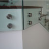 Detal balustrady mocowanej na rotulach. Szkło hartowane 12mm.